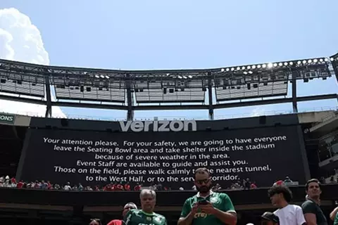 الطقس يعطل المونديال مجددًا.. القواعد التي تفرضها فيفا لتأجيل المباريات